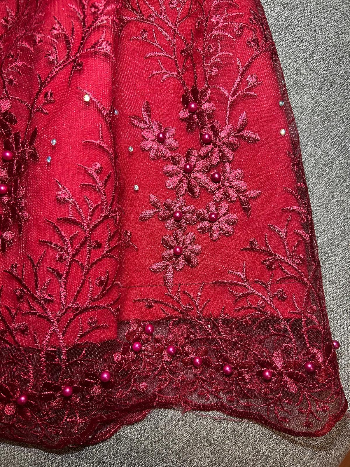 Kleid rot mit Spitze