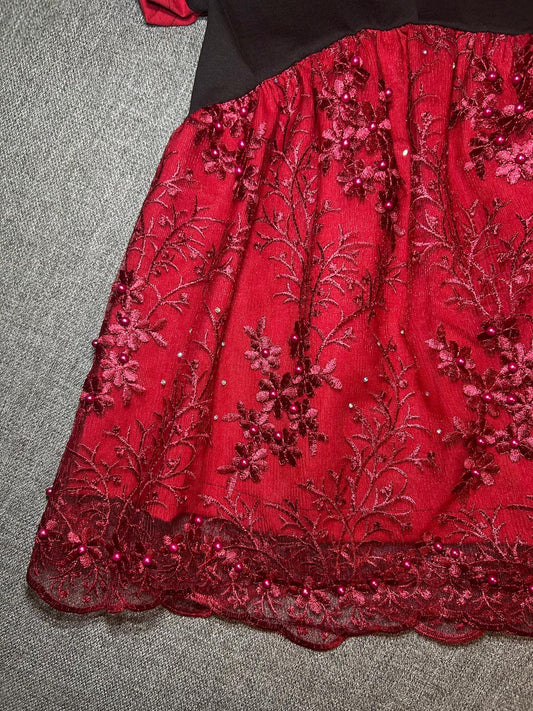Kleid rot mit Spitze