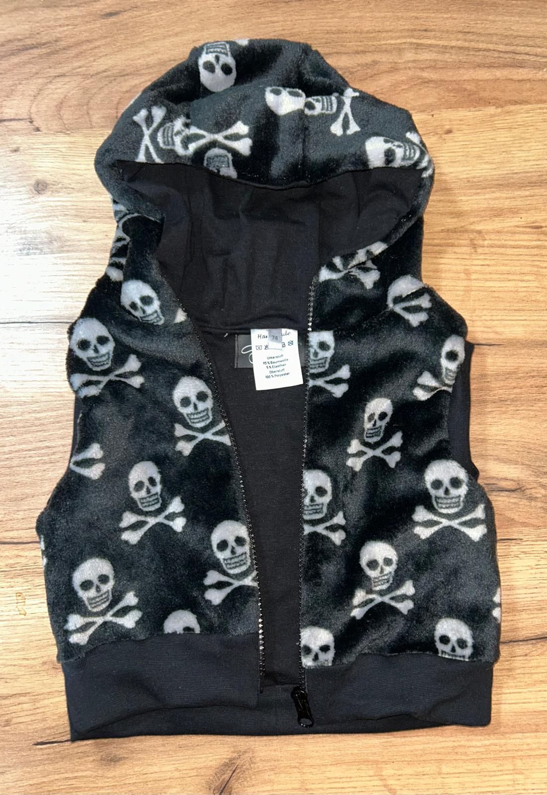 Fleeceweste Totenköpfe schwarz